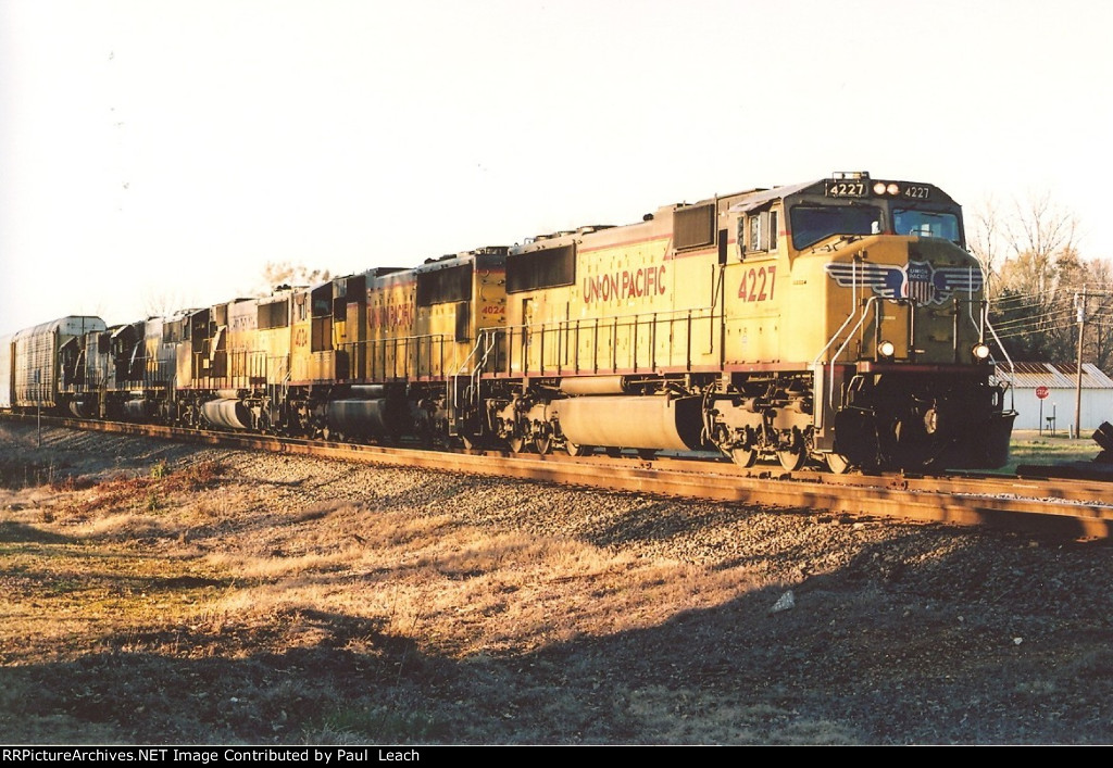 Eastbound manifest eases down the siding